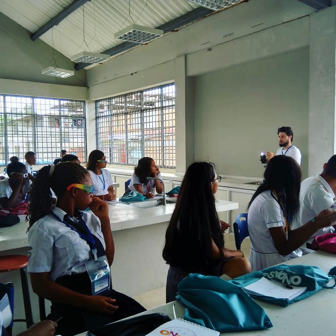 CdeC_Col's tweet photo. ¡En Tumaco también empezaron los #ClubesFrontera! Esta semana estarán aprendiendo sobre óptica y emprendimiento.
En alianza con @programaondas y #ScienteLab.
#ClubesdeCienciaCo #CienciaPorTodaColombia
#CTeIPorColombia https://t.co/eQFzNmL4Nr