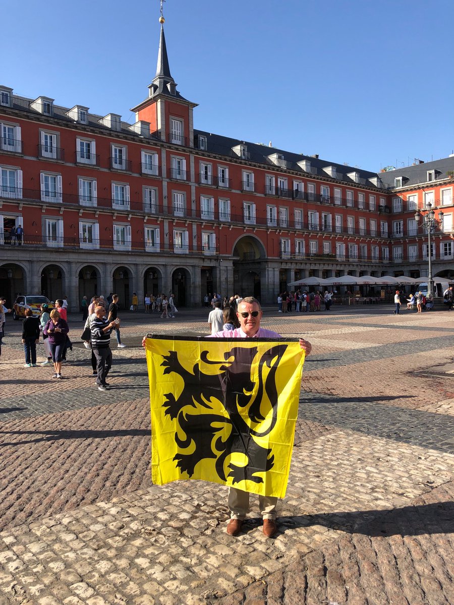 StefaanSintobin's tweet photo. Ook in #Madrid met onze Vlaamse Leeuw. 💪💙🖤👊
#realclu https://t.co/8yDIdbxkcT