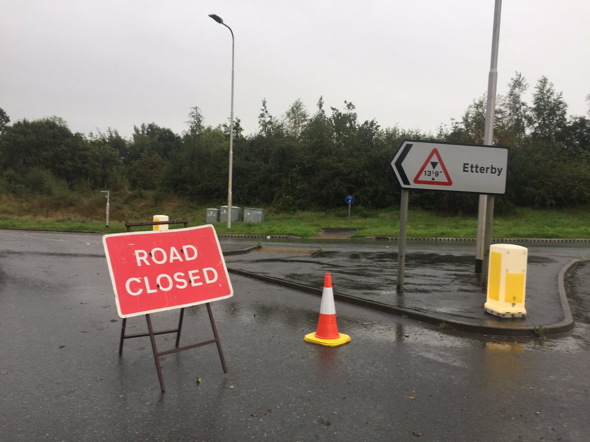 GHRCumbriaNews's tweet image. Roads in #Carlisle and #Cumbria continue to close due to flooding. #KingMoor round has been shut a car has been stranded due to the water