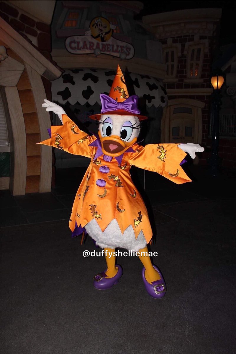It’s 🎵Halloween-Lo-ween everybody, let out a scream, hooray it’s #halloween 🎵!! #FinallyOctober #disneyhalloween #HalloweenTime #DaisyDuck #DonaldDuck #Disneyland #ToonTown #OrangeDress #HalloweenParty