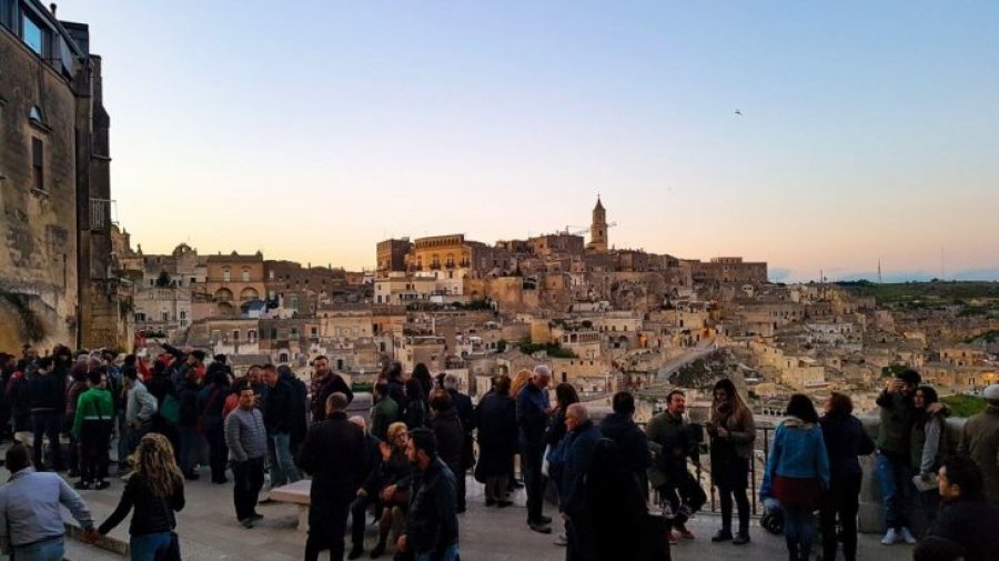 #OnAir #SportelloItalia <a href="/Radio1Rai/">Rai Radio1</a>: #Matera capitale cultura ma per arrivare non c'è il treno @DiversamentAlta Paola Nania. #Focus #risparmio quali investimenti per gli italiani? Alessandro Versolatto di <a href="/ConsumatoriA/">ConsumatoriAttivi</a>. Segui la diretta dalle 11.30 raiplayradio.it/radio1/