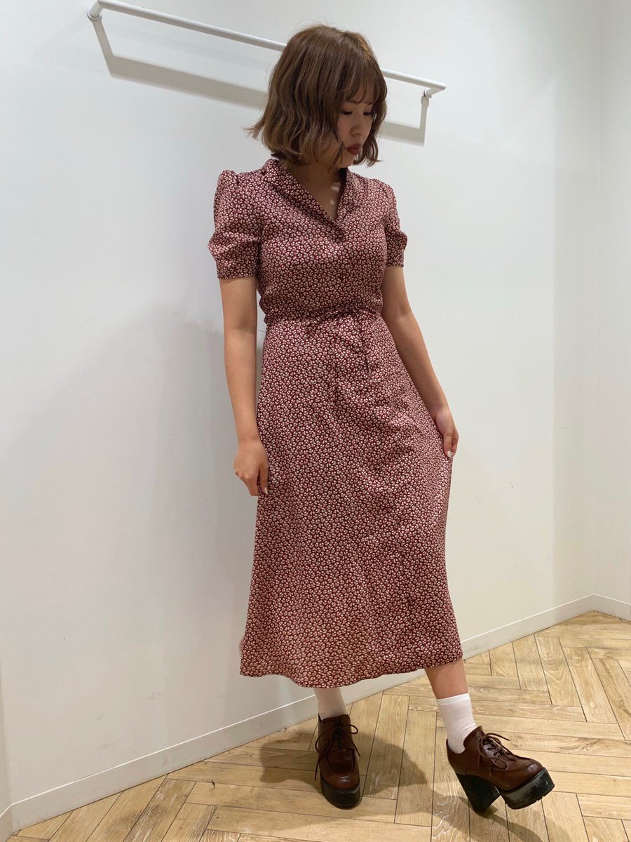 Dazzlin ららぽーと東京ベイ店 今なら30 Off ボウタイつきレースマキシワンピース フラワープリントオープンカラーマキシワンピース 秋にも大活躍間違い無し 今からコーデに取り入れられる ワンピースが 30 Offでゲットして頂けます