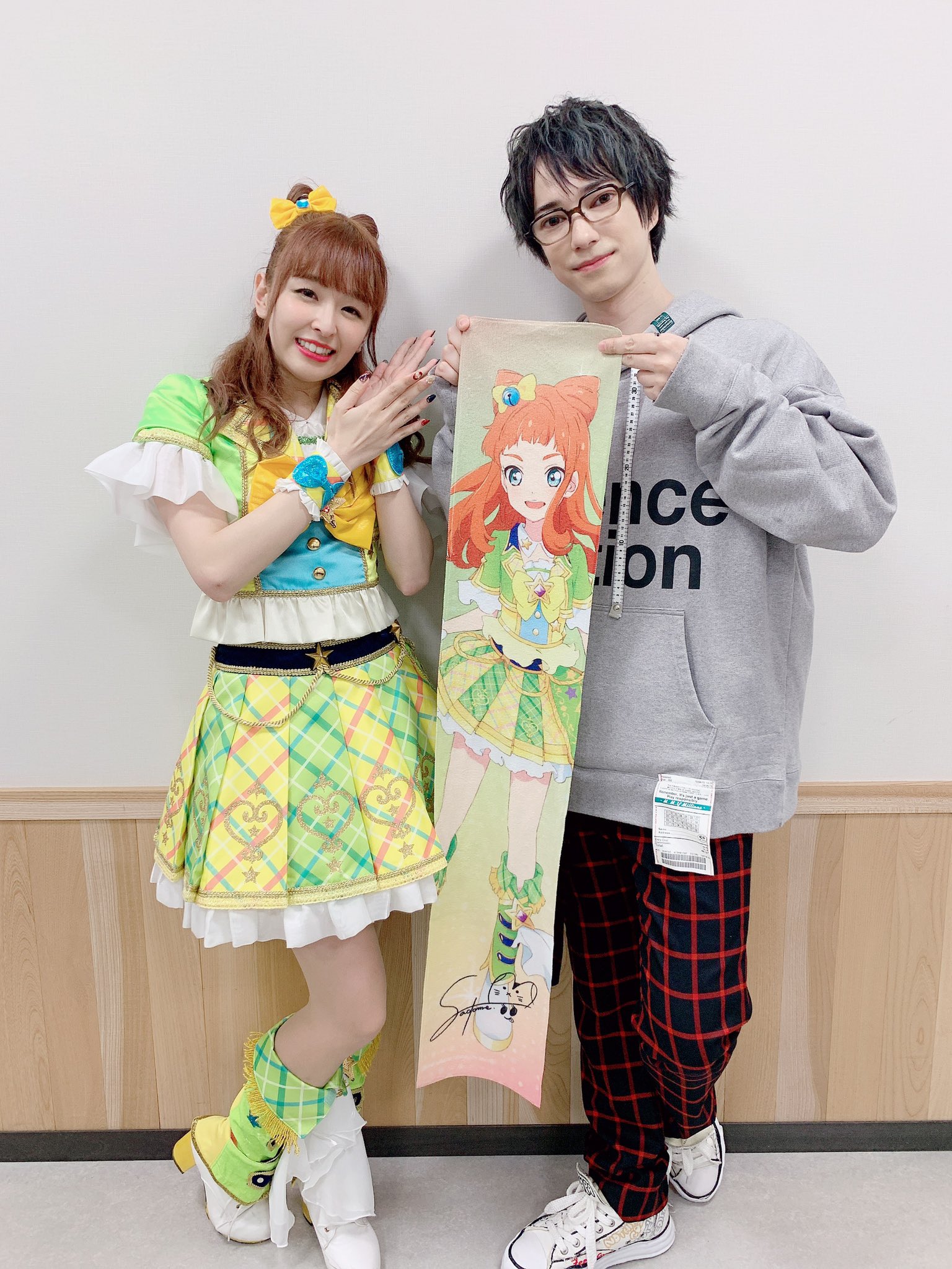 未来みき 大天使みしゅえる ジャパリ団 吉良かなた 役の ランズベリー アーサーさん あこタオルをお渡したら快く持ってくれました アイカツスターズ感謝祭 T Co Xyyylgied2 Twitter