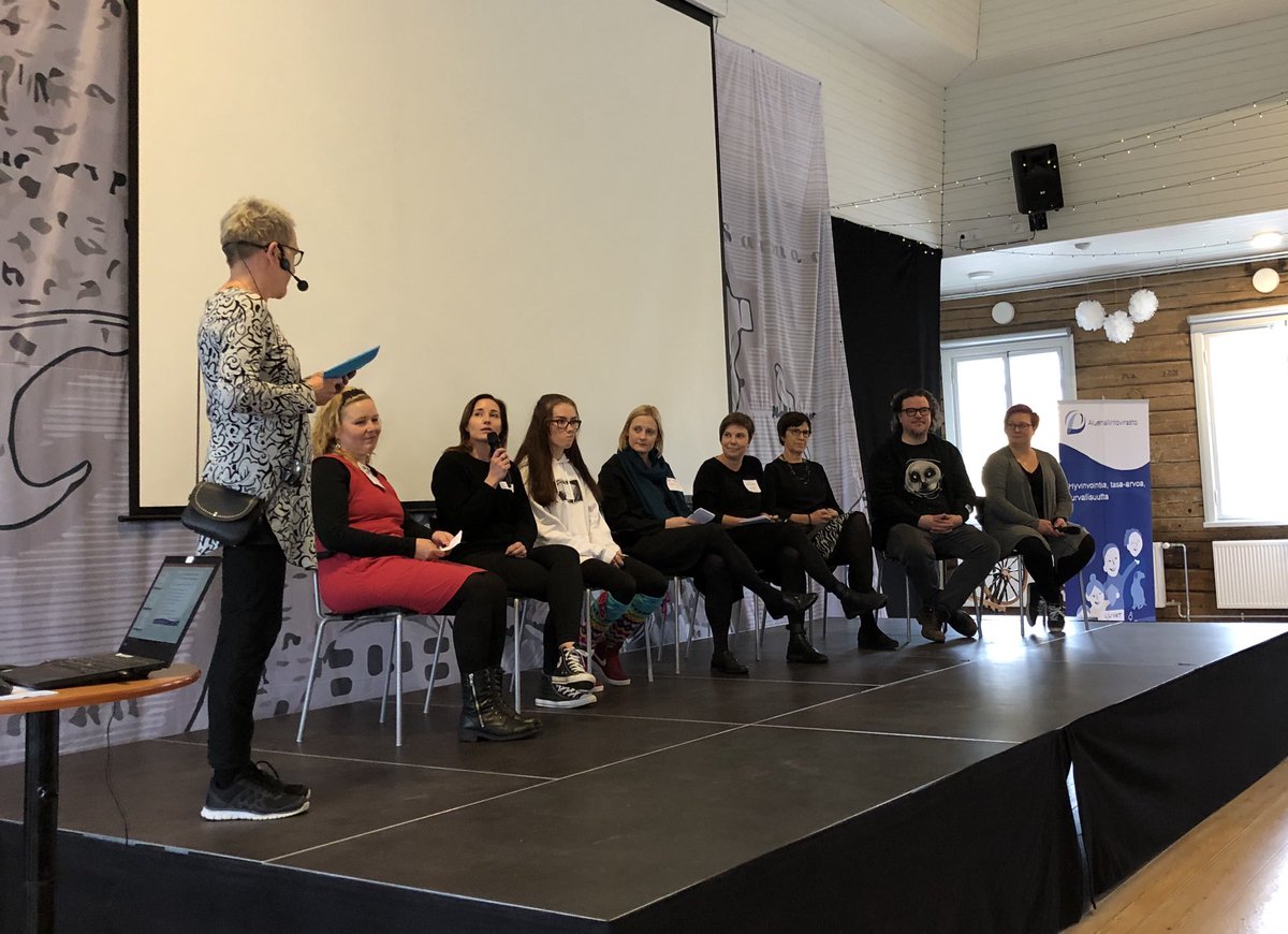 Nyt ne alkoi! Tiukkaa tykitystä Etelä-Suomen AVIn alueellisilla nuorisotyöpäivillä. Mitä on nuorisotyö Suomessa 2019? Päätykittäjänä Leena Ruotsalainen, panelisteina mm. <a href="/HenniAxelin/">Henni</a>, <a href="/AhonenWalker/">Mari Ahonen-Walker</a> ja Tomi Kiilakoski #aluenuorisotyöpäivät2019 <a href="/AVItwiittaa/">Aluehallintovirasto</a> #hyvinvoivatnuoret