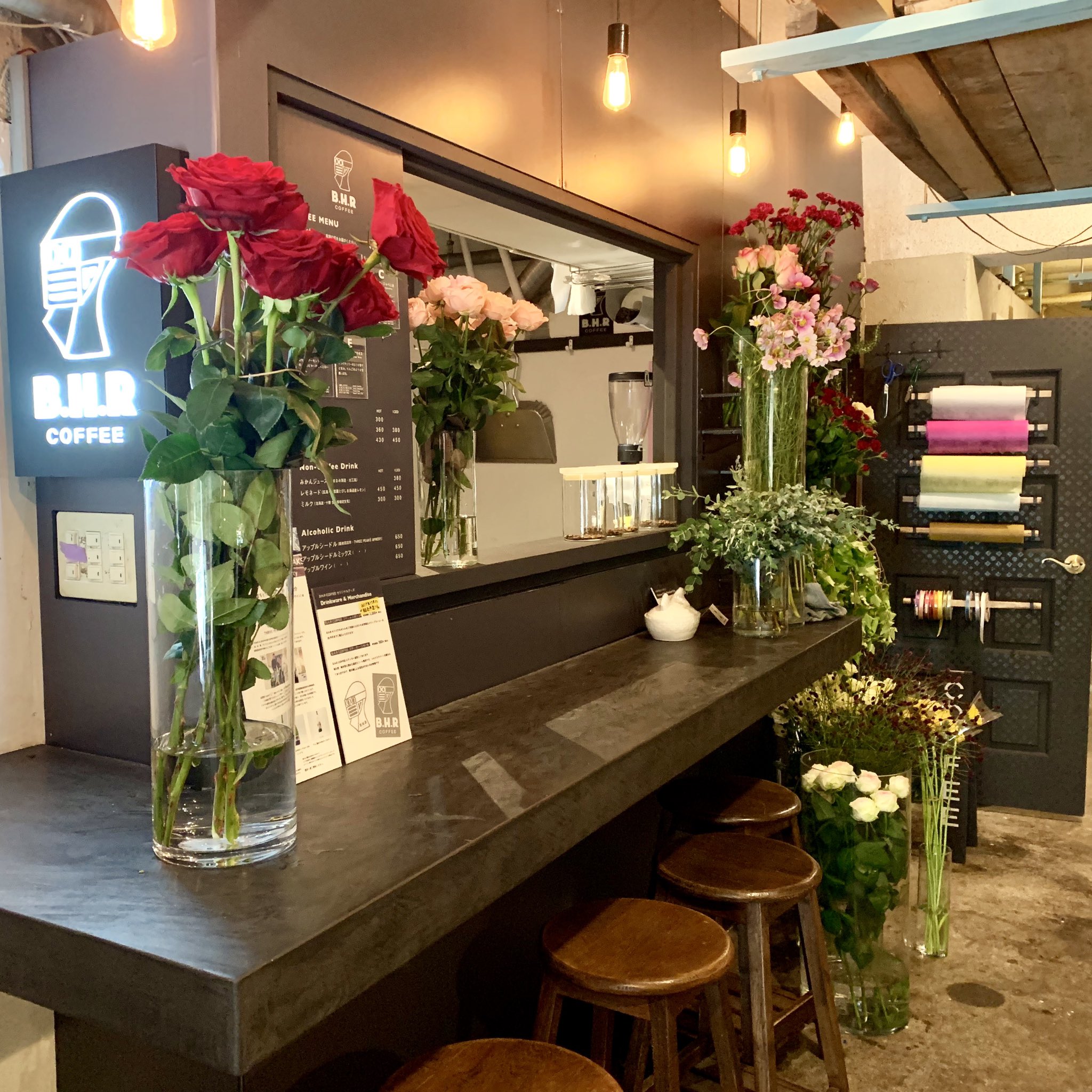 B H R Coffee Flowers店主 池尻大橋の浅煎りコーヒースタンドと切り花専門の花屋 B H R Coffee です どうぞよろしくお願い致します 浅煎りコーヒー カフェラテ Coffee みかんジュース レモネード 切り花 フラワー Flower 池尻大橋 三宿 B H R Coffee Flowers店主 池尻大橋の浅煎りコーヒースタンドと切り花専門の花屋 B H R Coffee です どうぞよろしくお願い致します 浅煎りコーヒー カフェラテ Coffee みかんジュース レモネード 切り花 フラワー Flower 池尻大橋 三宿