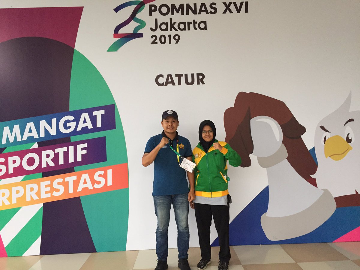 Day 5 of 6 : Coach Dian Maulana (ex atlet Pomnas Aceh 2013 dan 2015) foto bersama Klarisa Sabila (atlet Indonesia di Asian Junior Championship 2019). #BapomiAceh #PomnasJakarta2019