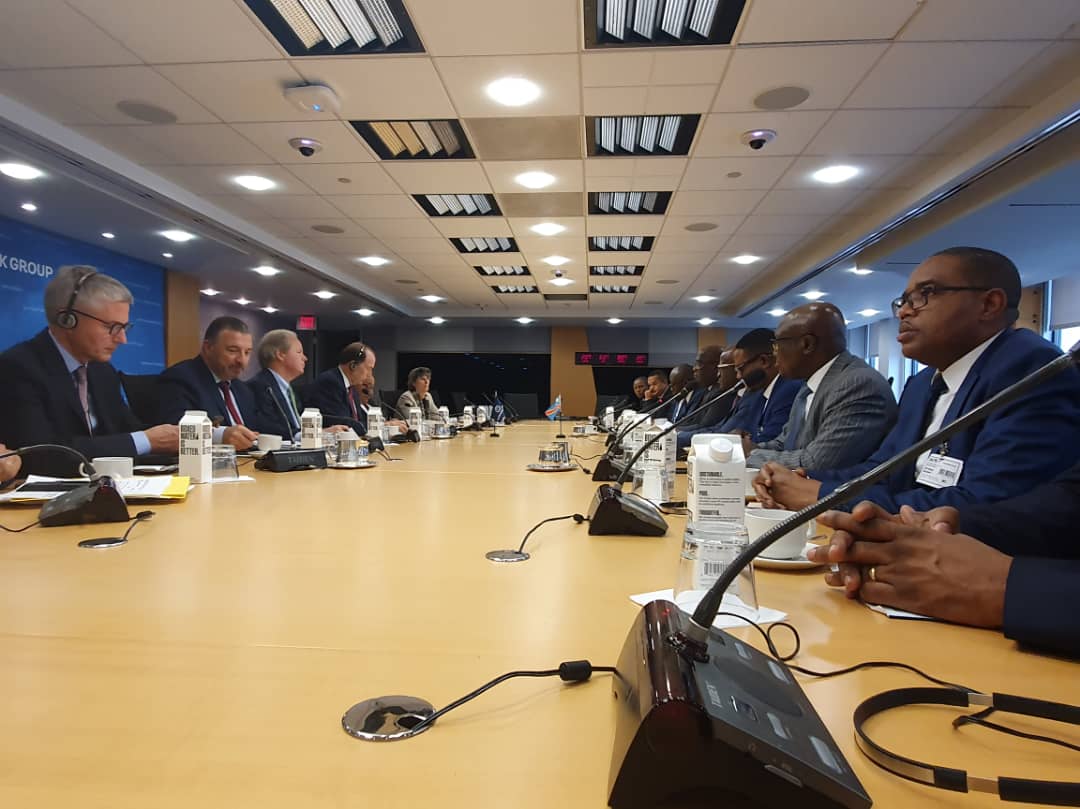TheoKASI's tweet photo. Réunion avec la @Banquemondiale.Le SudKivu s'en sort avec une part importante du financement. Des projets cadrant avec nôtre programme d'action ont retenu l'attention d cette institution. Sécurité, éducation, santé, agriculture, infrastructures et création d'emplois. Merci au PR. https://t.co/KUzN9KwCW6