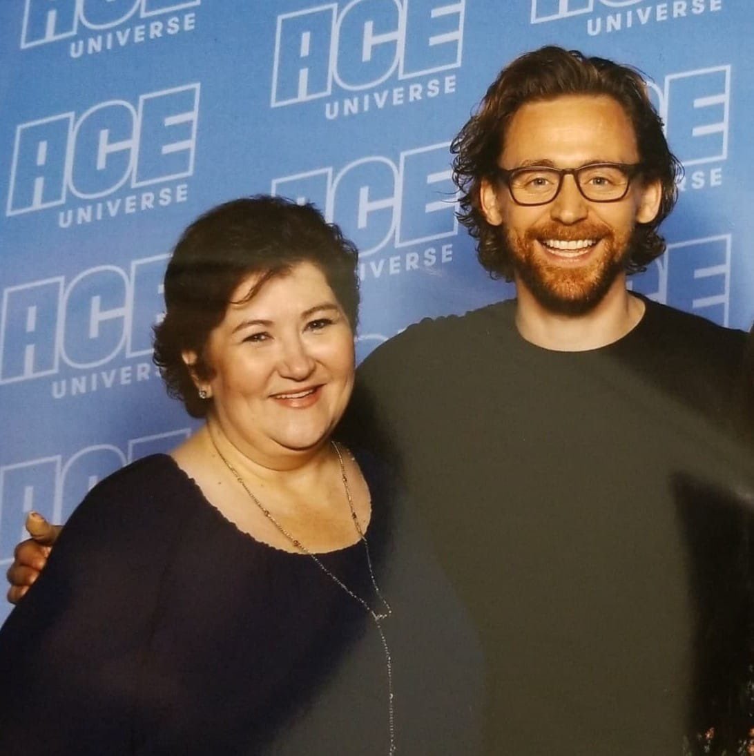 tamlyn68's tweet photo. @HiddlestonSpam #HiddlesComicCon The smile says it all!! My family suffered great loss in the week following this picture, but I can always smile at this memory. I got the hug I wanted too 😊 https://t.co/2B0ArYc9c3