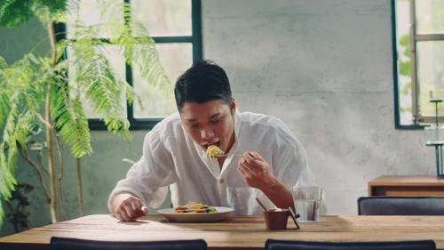 魎魍魅魑 Twitterren 坂本って日常生活では左利きなの 巨人 ジャイアンツ 坂本勇人 坂本勇人が異例ｃｍ出演 もぐもぐ 最高っすね T Co Apn9y8ro