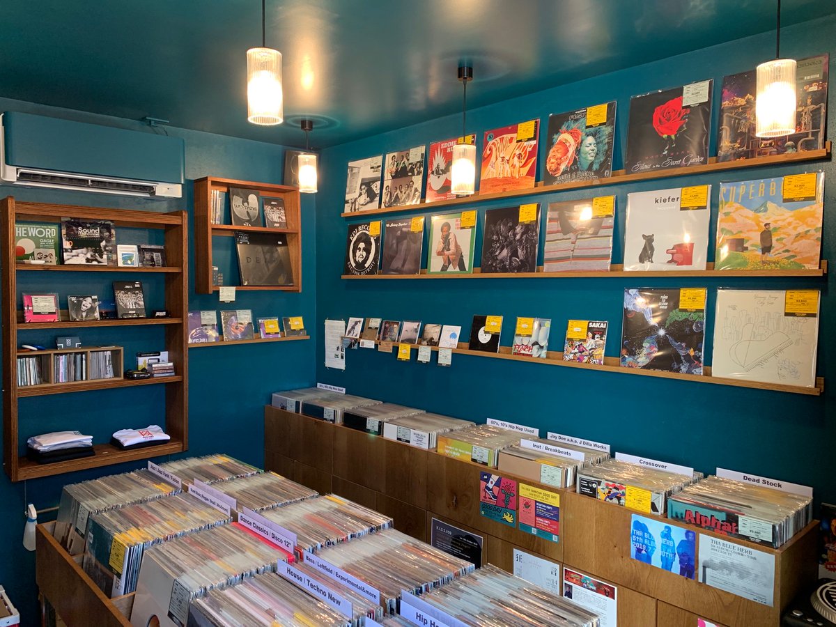 オープン！
.
本日から消費税が10％になりました、、当店も定価の商品は10％に変更になります、、が、現在在庫のあるオープンプライスの商品に関しては据え置きの値段で行かせて頂きます！(a.k.a. 値段変えるの面倒くさい) 引き続きProceed Music Storeを宜しくお願いいたします。