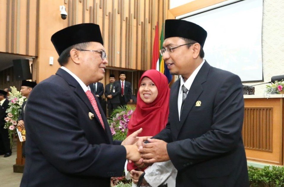 Selamat atas disahkan dan ditetapkan nya Tedy Rusmawan, AT., MM sebagai Ketua DPRD Kota Bandung periode 2019-2024.
Semoga Amanah dan bersama-sama menuju Bandung yang Unggul, Nyaman, Sejahtera dan Agamis

#dprdkotabandung #pelantikan #dprdbandung #mangoded #walikotabandung