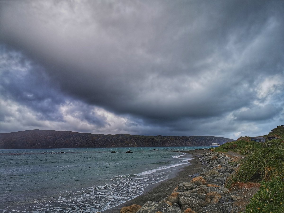 WildBayNZ's tweet photo. Changing weather conditions over East Harbour, Wellington. Still pretty window above the entrance to Wellington Harbour. @WeatherWatchNZ #BreakerBay #Seatoun #WellingtonHarbour https://t.co/3wsUOj4ZKi