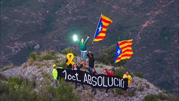 StandUpForCatalonia - CRISIS EN CATALUÑA 9.0 EFxQgy-XYAEYrBr?format=jpg&name=small