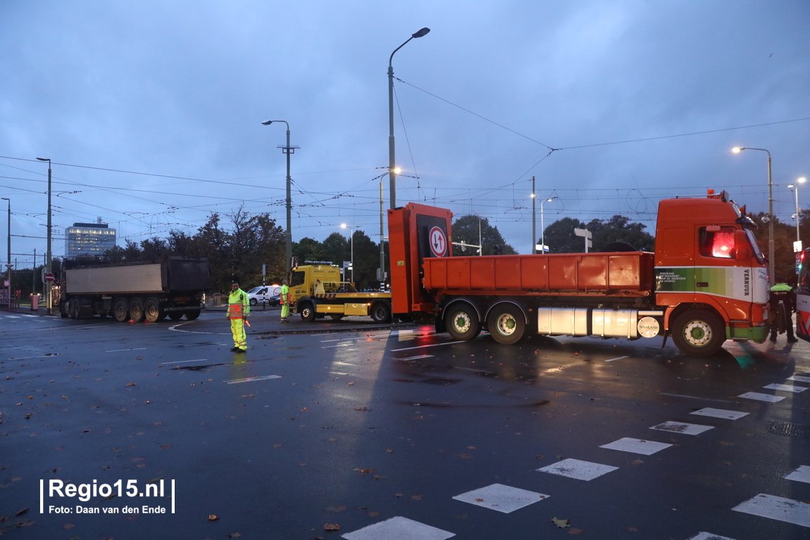 regio15's tweet photo. Vandaag is het #boerenprotest op het #Malieveld in #DenHaag. De ME staat met schilden klaar. Vrachtwagens blokkeren toegangswegen. https://t.co/c2ECFrAE4C