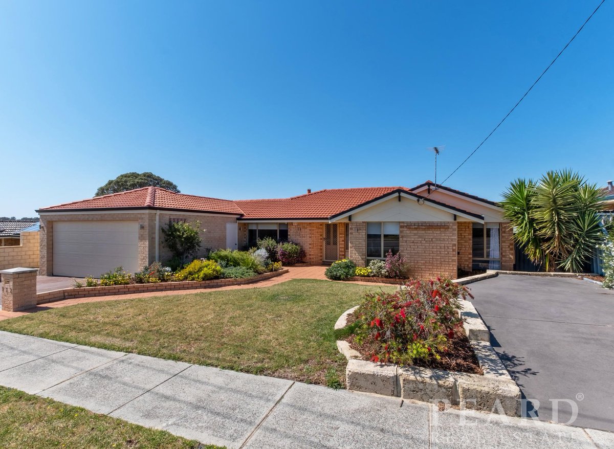 shane_capelli's tweet image. Just listed 152 Gradient Way #Beldon is #renovated, immaculate with a 3 car garage, R20/R40 #zoning with potential for investors to rent out now, subdivide &amp;amp; develop in the future. Fantastic location, stroll to schools &amp;amp; Beldon Shopping Centre or just minutes to the beach.