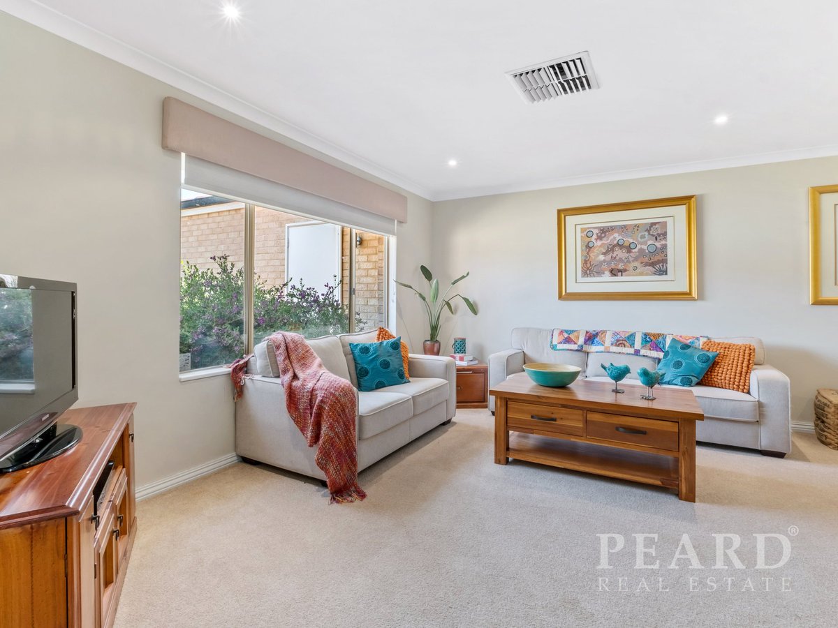 shane_capelli's tweet image. Just listed 152 Gradient Way #Beldon is #renovated, immaculate with a 3 car garage, R20/R40 #zoning with potential for investors to rent out now, subdivide &amp;amp; develop in the future. Fantastic location, stroll to schools &amp;amp; Beldon Shopping Centre or just minutes to the beach.