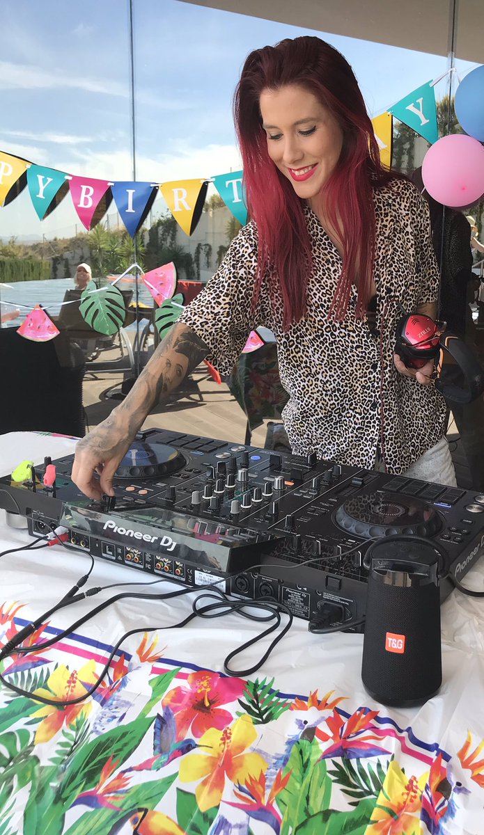 When you think you’re a DJ #wannabe 🤷🏻‍♀️. Female DJ turned up at @silverfieldvilla yesterday to entertain the ladies 🔥👊🏻#itwasntme #itwasher 💥