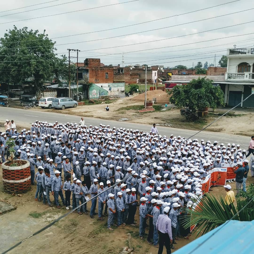 HCLSamuday's tweet photo. 400 school children from Kacahauna, Hardoi are marching for a future free of single use plastic and away from harmful environment.
This is the dream of #SwachhBharat this is the dream of new India!
@HCL_Foundation @PMOIndia @UPGovt
#SwachhataHiSeva #Gandhi150 #ClimateAction https://t.co/jAE2WKJlZr