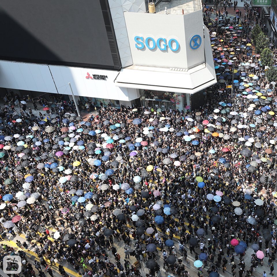 _Fabyanchuk's tweet photo. Right now in Causeway Bay - #Hongkongers once again come on street and show solidarity against the evil CCP on its #China70 anniversary. People are chanting 賀你老母 as to oppose the supposedly festive day in China. 
#GoodMourningCCP 
Photo cr. @appledaily_hk https://t.co/VafI9Ow7XU