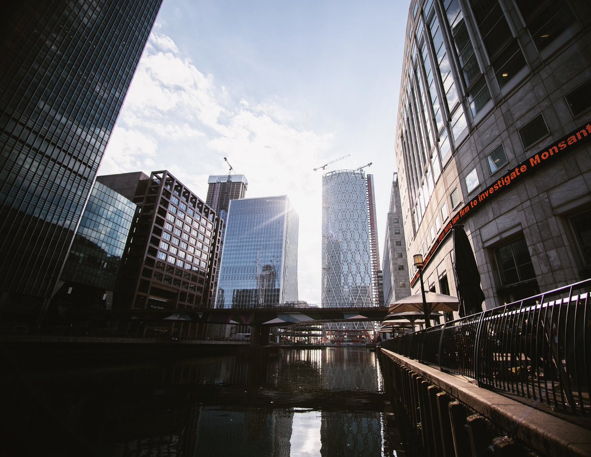 It sneaks in and streaks out
#london #streetphotography