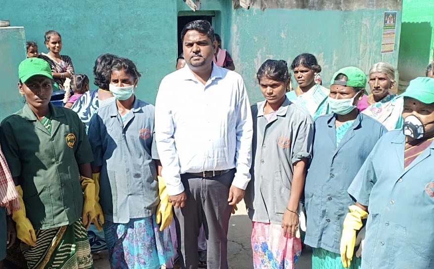 Sanitary workers with #work_gear. 

Officials have asked sometime to #implement_it_fully in #Dharmapuri_Parliamentary constituency.

கொல்லபட்டி., பிக்கிலி #துப்புரவுப்_பணியாளர்கள் பாதுகாப்பு உரை அணிந்து பணி செய்கிறார்கள். அலுவலர்களுக்கு என் மனமார்ந்த நன்றி.😊🙏