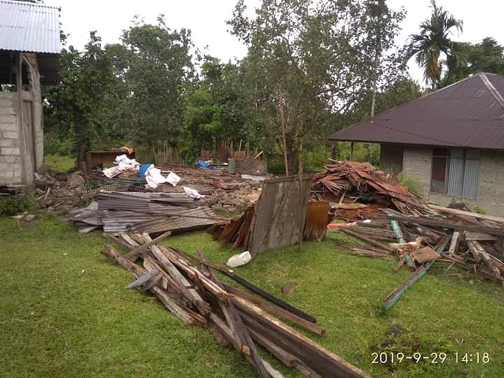Mohon maaf untuk bapak-bapak di ruangan berAC dan pemandangan indah dari kaca jendelanya, masyarakat di kampung2 dampak Bencana Gempa Kairatu-Ambon belum bisa pulang. jika membebankan mohon maafkanlah kami. #SalamOneHeart