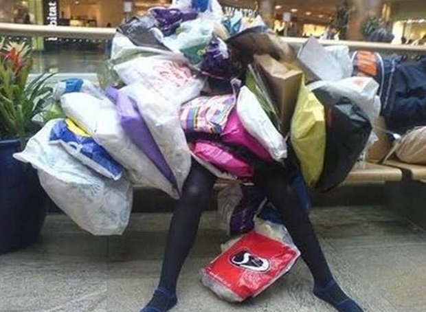 sauldealba73's tweet photo. Cuando eres la única persona que no se sube a los juegos en la feria y le toca cargar las bolsas de los demás. https://t.co/xVWlChBFdS