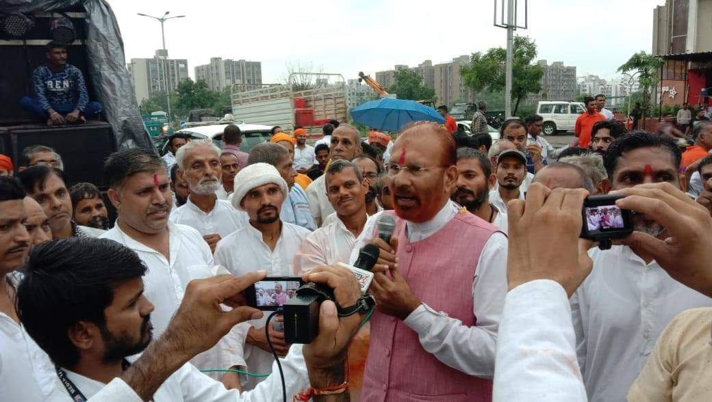 SadhakParivar's tweet photo. पूज्य संत श्री आशारामजी बापू के 56वाँ आत्मसाक्षात्कार दिवस पर अहमदाबाद, ओढव में निकली विशाल हरिनाम संकीर्तन यात्रा

पूर्व आईपीएस अधिकारी डीजी वंजारा जी भी यात्रा में पहुँचे थे। https://t.co/PhDLePajyV