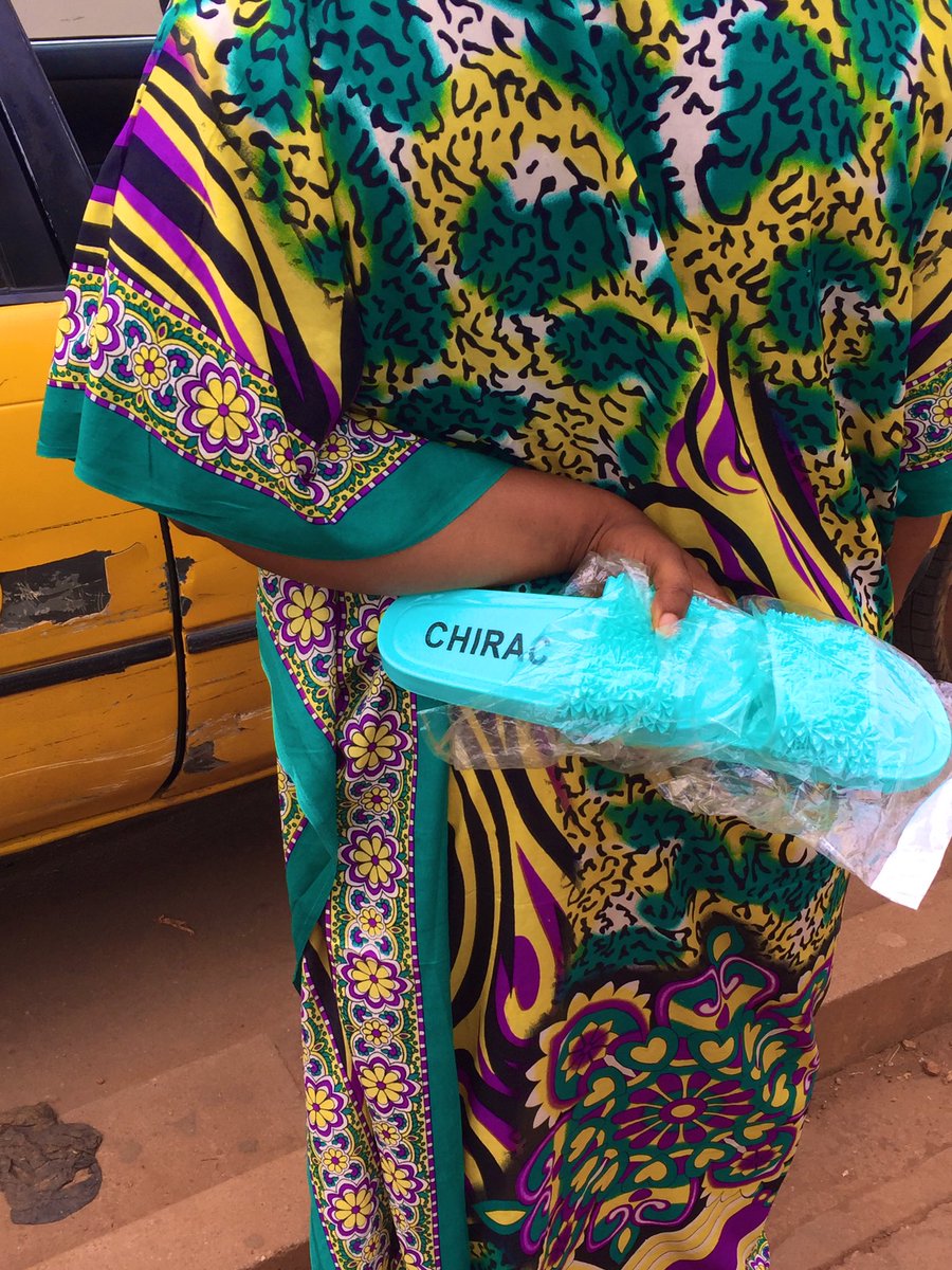 ngimbis's tweet photo. Vu à Yaoundé. 
Les africains pleurent leur « ami » françafricain. Les chinois transforment les larmes en fric. https://t.co/nq0pi43bzz