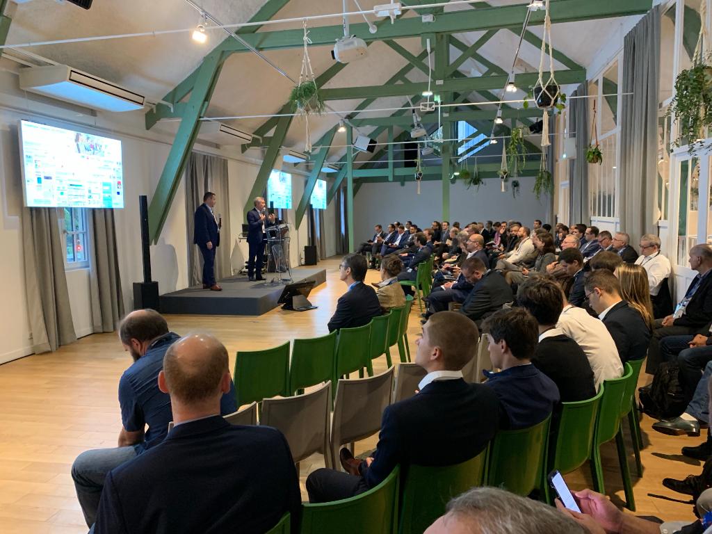 3DSfrance's tweet image. C’est parti pour le début des conférences sur #ModSim19. Introduction et présentation de l’agenda par Jean-François Maizière et Eric Inizan, tous deux portant les couleurs des marques CATIA et SIMULIA de Dassault Systèmes. #3DEXPERIENCE