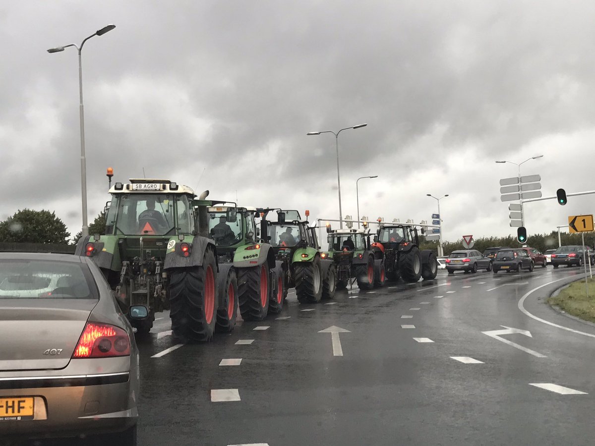 MP131's tweet image. Achter de boeren Den Haag in. Zet hem op boeren!  #boerenprotest