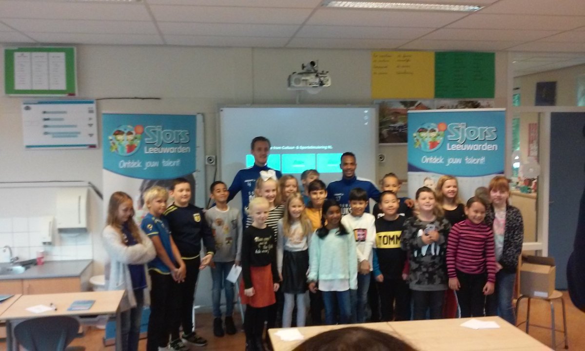 Kick-off Sjors is een feit! Spelers van <a href="/SCCambuurLwd/">SC Cambuur</a> deelden vanochtend persoonlijk de Sjors-boekjes uit aan groep 6 van IKC Franciscus. Schrijf je nu in via sjorssportief.nl <a href="/bvSPORT/">bv SPORT</a> <a href="/Gemeente_Lwd/">Gemeente Leeuwarden</a>