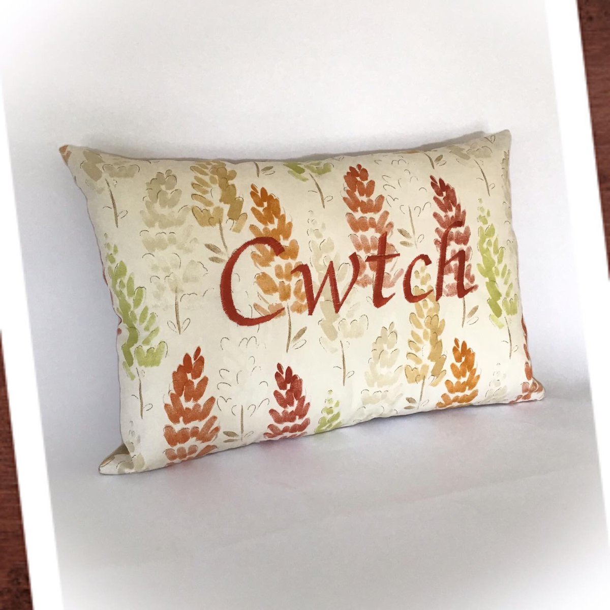 JaredDesigns1's tweet photo. Anyone else loves the colours that October and Autumns brings? ๐๐๐
#October1st #Autumn #autumnvibes #cwtchcushion #welshcushion #welshdecor #homedecor #interiors #interiorstyling #softfurnishings #uksmallbiz #justsupportsmall #rtukseller #britcraft #wnukrt #cavetsy #QueenOf https://t.co/9hiFXftaSW
