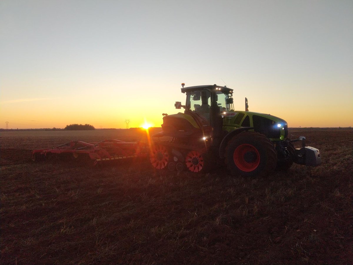CLAASFrance's tweet photo. C'est officiel les 1ers #AXION #TERRATRAC français ont été mis en route en Charente Maritime et dans le Cher 💪

Merci aux clients des concessions HUMEZ et BALLANGER de faire confiance à ce nouveau monstre de la famille #CLAAS 🚜🐛💨

#Newin #harvestingthefuture #CLAASPower https://t.co/wu5YbnSulW
