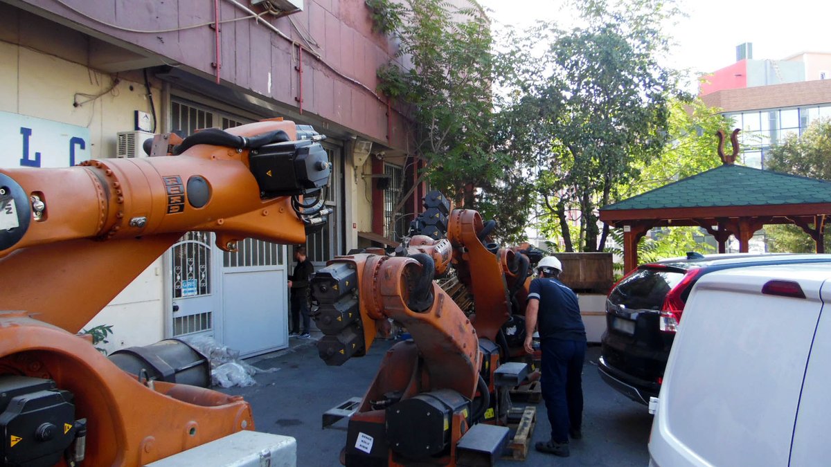 plcmerkezi's tweet image. 📷 5 adet #KukaRobot #tamir ve bakım için #Robotik bölümümüze giriş yaptı. Arızaları tamir edilecek 🔧 bakımları yapılacak 🔩 #ServoMotor tamir ve bakımları yapılacak. Gerekli olanların yağı değişecek &amp;amp; boyanacaklar.

#RobotBakım #Otomasyon #Robot #Mekatronik #Sanayi #Endüstri40