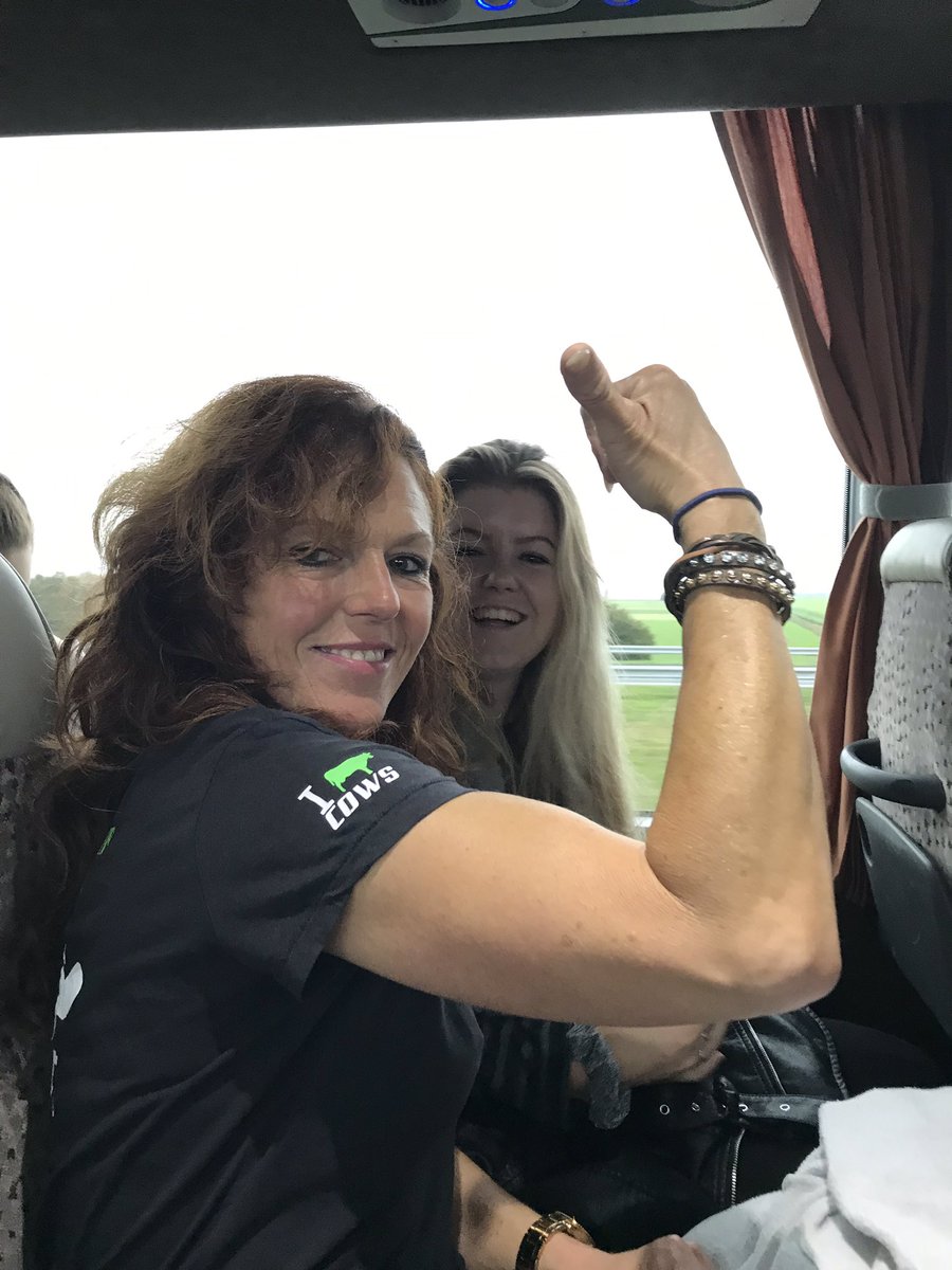 ADvdMeulen's tweet image. Het schalt door de bus op weg naar de #boerendemonstratie het nummer van De Suskes: Wie is er niet met melk grootgebracht en waar koeien grazen ligt nu eenmaal stront.