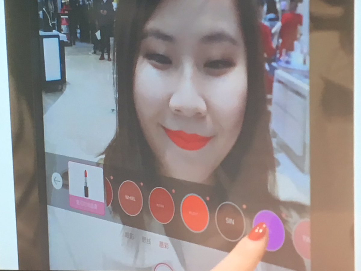OgilvyConsultFR's tweet photo. Trendsetter, exigeant et tourné vers l’expérience : un portrait en trois adjectifs du client chinois par @lauraphoduc de @AlibabaGroup. Enjeu fort pour les marques de luxe : la Chine représentera 50% du CA du marché du luxe en 2030 #EmarsysEvolution #transformationdigitale @ebg https://t.co/JJO1Dg5B7x