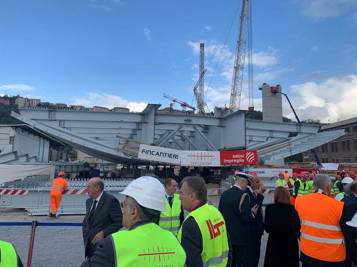 #FuoriStudioLive Alle 14 @TgrLiguria interamente in diretta dal cantiere del nuovo ponte. Oggi #Genova si rialza Con <a href="/oscarpuntel/">oscarpuntel</a>, Cristina Carbotti e Ilaria Linetti