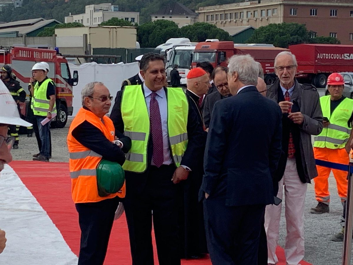 luponzi's tweet photo. #FuoriStudioLive Alle 14 @TgrLiguria interamente in diretta dal cantiere del nuovo ponte. Oggi #Genova si rialza Con @oscarpuntel, Cristina Carbotti e Ilaria Linetti https://t.co/4ew1F1E0Bu
