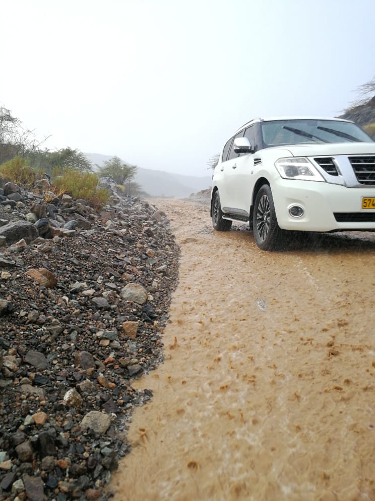 وادي سقط بولاية سمائل يشهد امطار غزيرة..