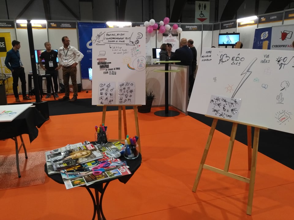 lise_guilbert's tweet photo. 🙏 Merci à @JRCE_Bretagne d'avoir pensé à moi pour animer un atelier créatif "Entrepreun'art" pendant le salon ! Et surtout bravo à vous tous pour votre contribution à cette oeuvre collective ! 🖌✂️👍 #Participatif #Créativité #Entreprendre https://t.co/YOMQga1hTk