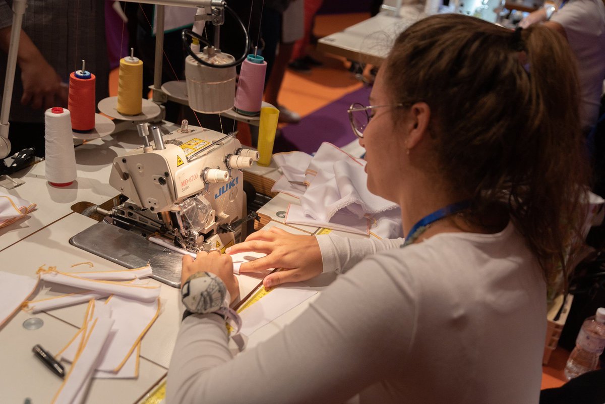 Chateauroux36's tweet photo. Le 1er #salon #SMarT36 dédié aux secteurs de la #maroquinerie et du #textile, se tient aujourd’hui, salle Barbillat-Touraine à #Châteauroux. #événement #ChâteaurouxMétropole https://t.co/lbC1gF4n8J https://t.co/HZlfcRiUUL