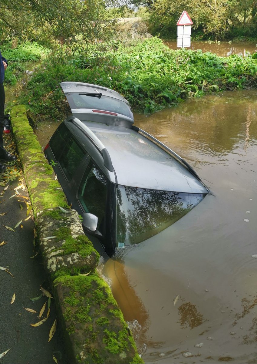 HWFireControl's tweet photo. Car driven through #ShellFord #Himbleton today. A very lucky escape for the driver! Fords become dangerous places during flood weather &amp; should be avoided, taking a detour is better than putting you life at risk #NotJustFires #FloodWeather #SafetyFirst Photo credit @HWFireWorcs https://t.co/mnpzQV32GX