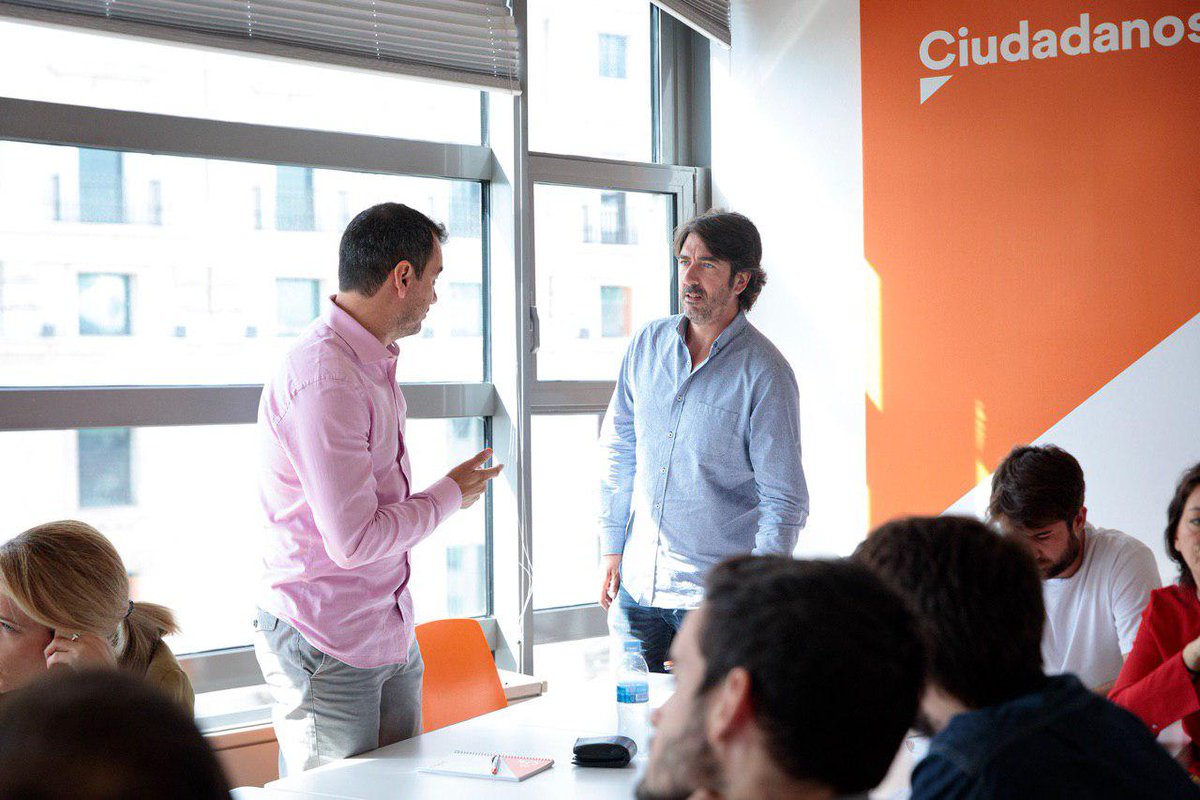 CiudadanosCs's tweet photo. 🏛️ Esta mañana se ha reunido el equipo económico de Cs en el @Congreso_Es.
💪🍊 Trabajamos para que España sea capaz de afrontar los grandes retos económicos que tiene por delante #CongresoCs https://t.co/9Vj3HnEO6Q