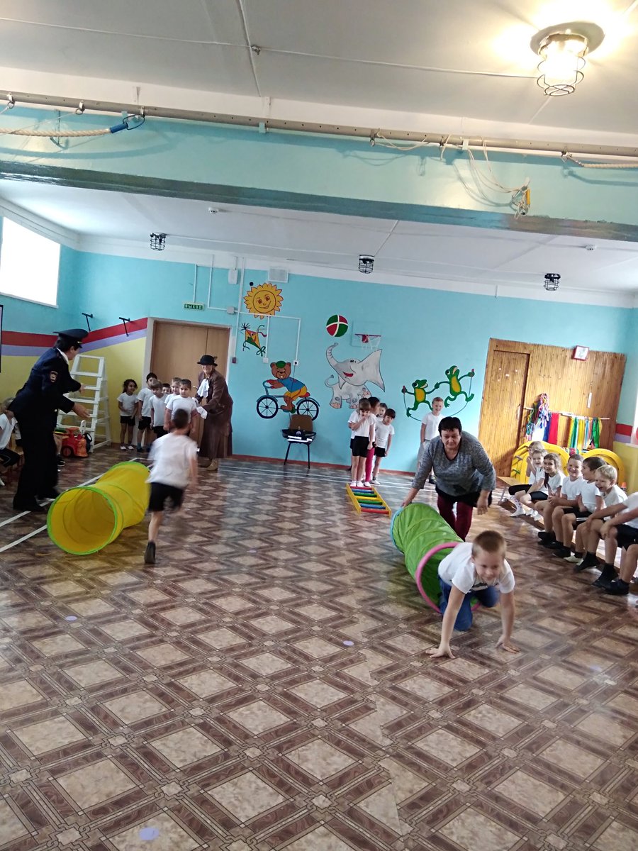 В рамках "Недели безопасности" 26 сентября в д/с "Гармония" прошёл спортивный праздник "Азбука дорожного движения". Дошкольники в различных конкурсах и соревнованиях продемонстрировали инспектору ГИБДД и Шапокляк не только ловкость, но и знания безопасного поведения на дорогах!