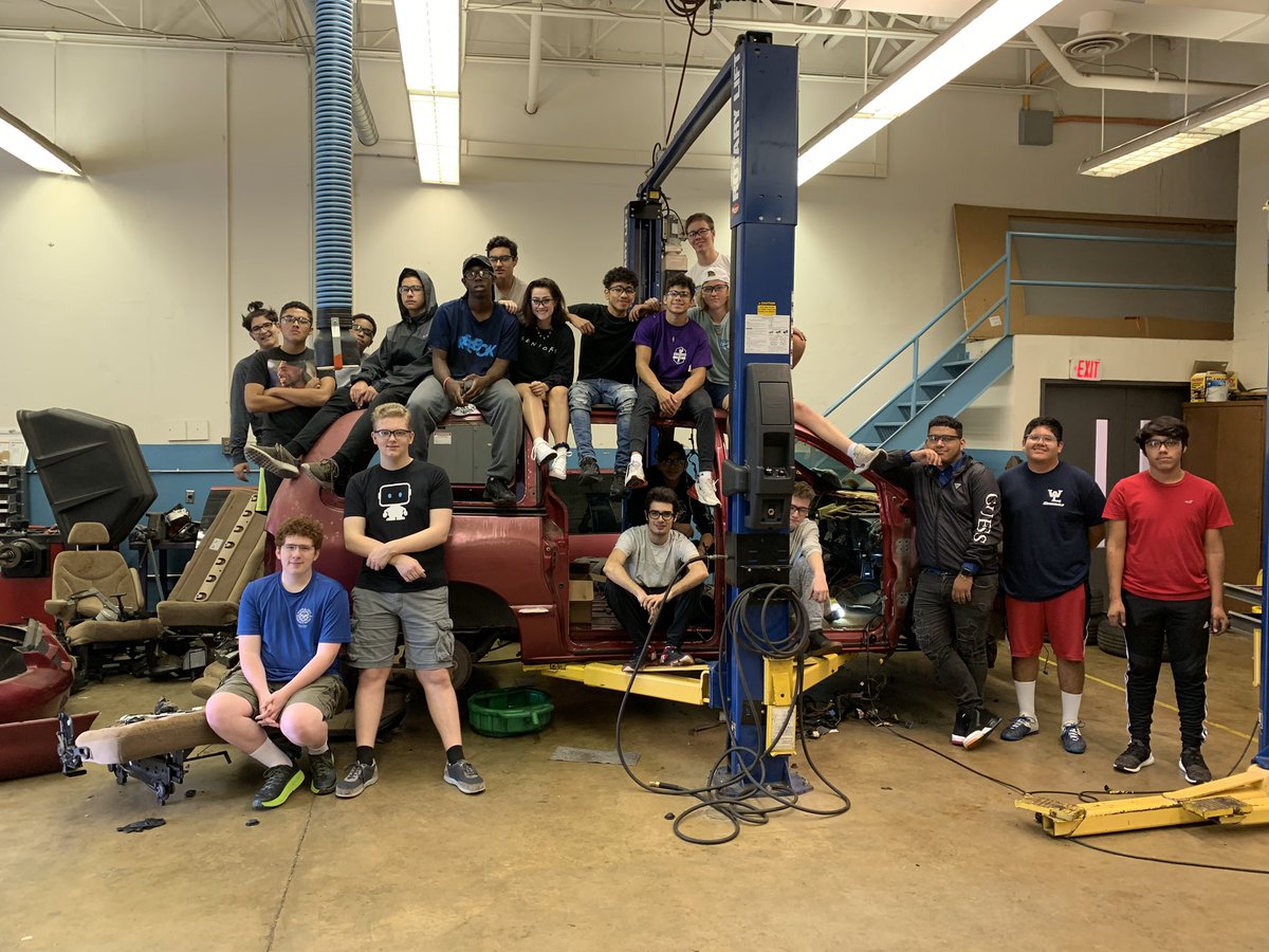 APSAutoTechcc's tweet image. Welcome back to all students and staff! Excited for a great year! #APSBack2School .@APSVirginia @APSCareerCenter @APS_CTAE @ACC_Collision @ACCAutoTechClub