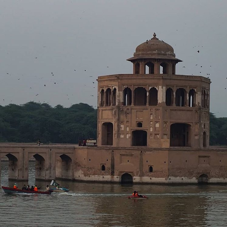 pakistanisdream's tweet photo. The story behind Hiran Minar in Pakistan is worth knowing.
@imrankw
#hiranminar #everydaypakistan #pakistan #fortheloveofpets #sonyalpha6000 #jupiter200mm #carlzeissjena135 #konicahexanon #vintagelenses #natgeotravel #travellingthroughtheworld #travelbeautifulpakistan https://t.co/iBghkHCRli