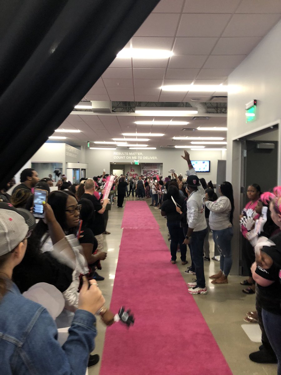 Great having <a href="/thayesnet/">Terry Hayes</a> &amp; Team here in the Charleston Heat🔥#charlestonheat #northeastretail @RolandFinch7 <a href="/m_wan4life/">Wanny Manasse</a> <a href="/ahjacksonville/">Alicia Hayes</a> <a href="/J_MFree/">J. Mike</a>