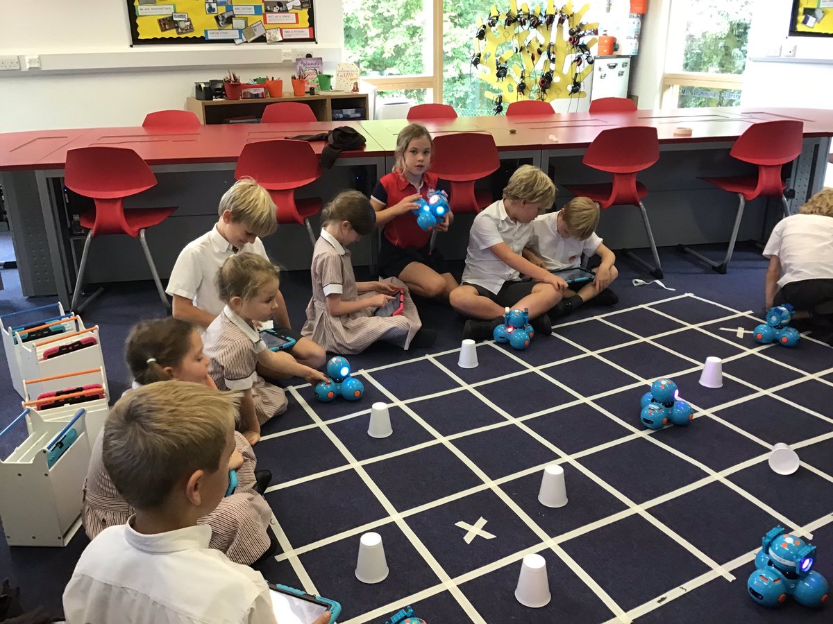ChurchersJunior's tweet image. Code club problem solving for the Wonder challenge. #ChurchersLimitlessPotential  @WonderWorkshop #wonderchallenge