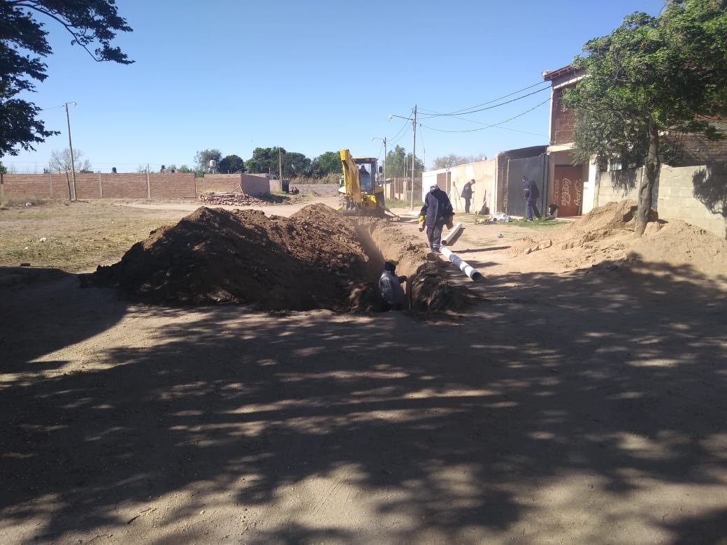 Comenzamos con la extensión de la red de cloacas en el pasaje Blas Parera entre 25 de mayo y Buenos Aires con una extensión aproximada de 170mts que beneficia a 19 flias. Desde decadas los vecinos lo venian pidiendo.
